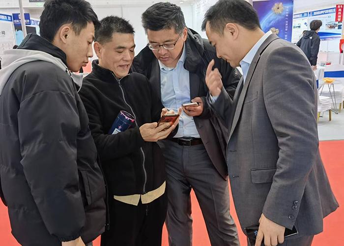 展會(huì)上沈總向大客戶展示控制系統(tǒng)