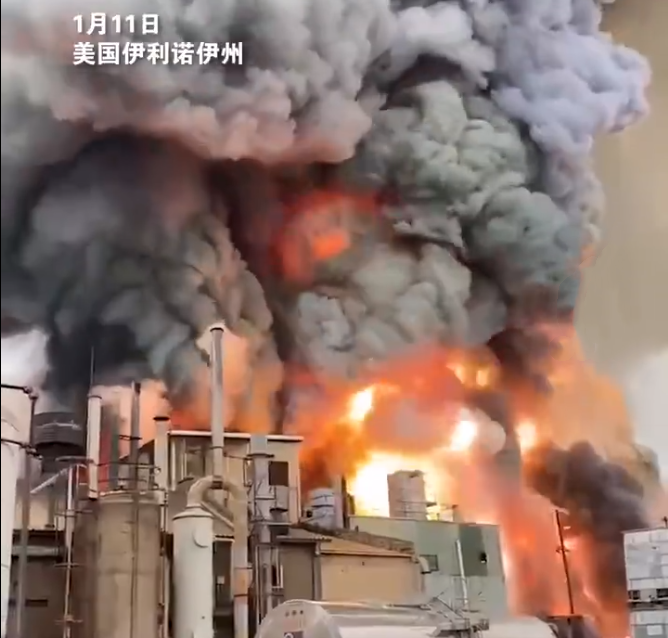 美國(guó)一化工廠不明原因起火，滾滾黑煙直沖天空，附近居民被告知留在家里避難