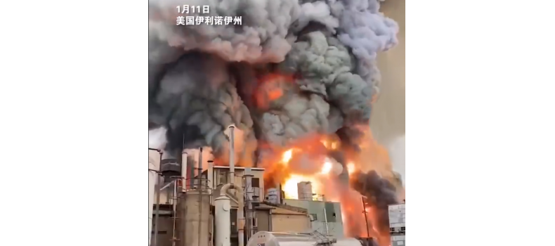 美國一化工廠不明原因起火，滾滾黑煙直沖天空，附近居民被告知留在家里避難